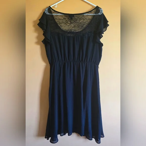 Torrid dress w/ lace accent, size 0 - Picture 4 of 6